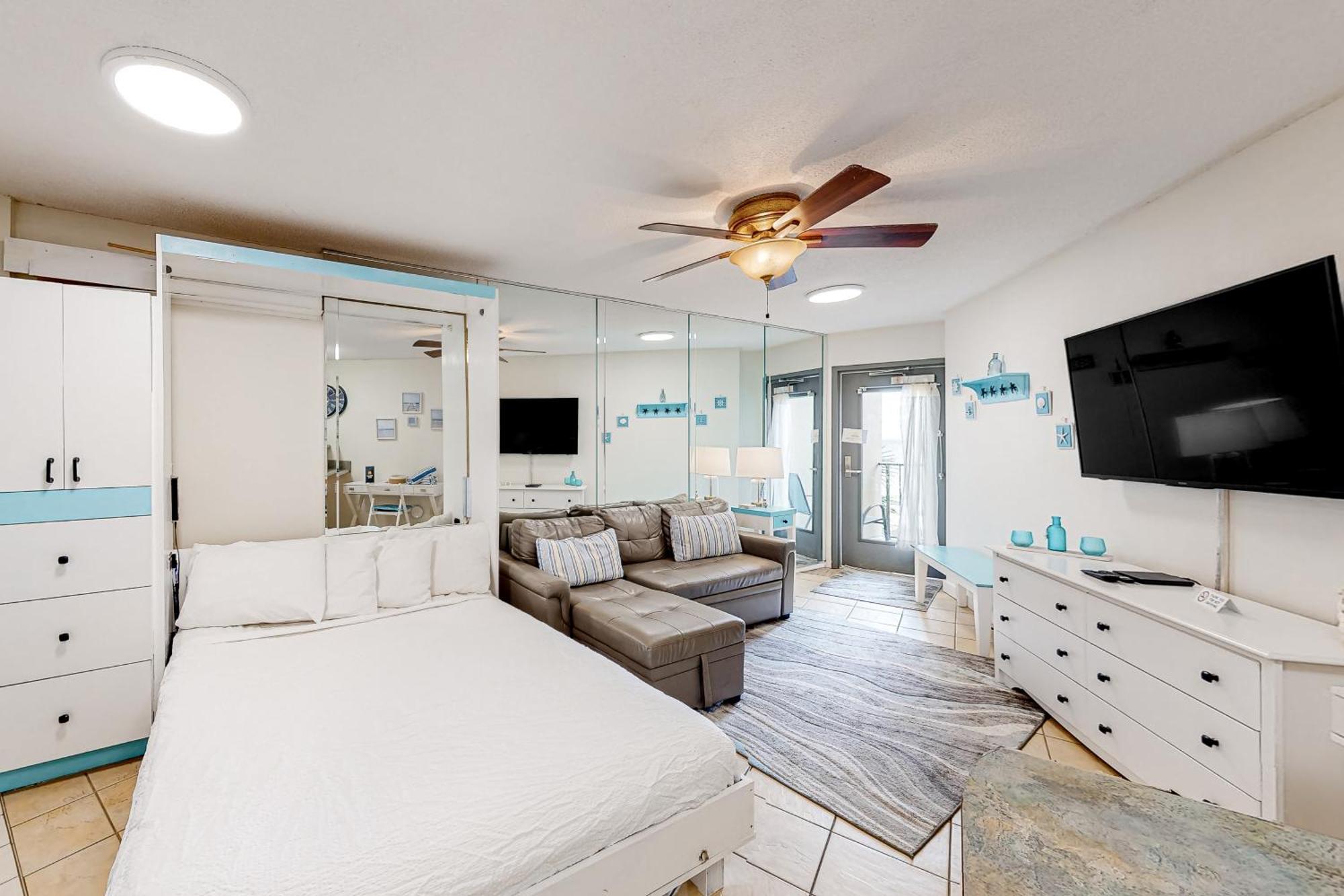 The Commodore Panama City Beach Room photo
